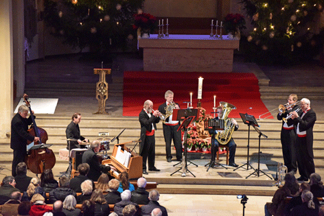 Das Ludwigsburger BlechblserQuintett, rechts,  und das Uli-Gutscher Jazz-Trio Stuttgart , links im Bild