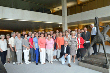 Besuch Stuttgarter 2. v.r. Wolfgang Drexler vor dem Pferdle