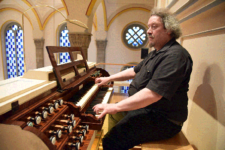 Domorganist Johannes Mayr aus Stuttgart an der historischen E.F.Walcker-Orgel