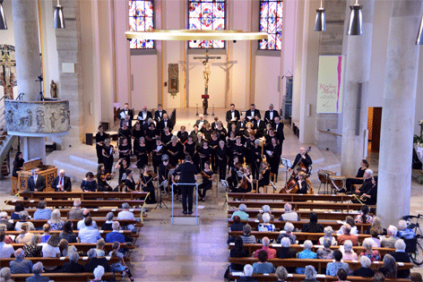 Blick in die Apsis der Pfarrkirche St. Petrus und Paulus