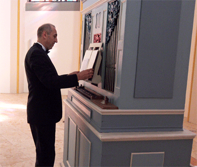 Prof. Dr. Frantisek Vanicek am Orgelpositiv von Hieronymus Spiegel