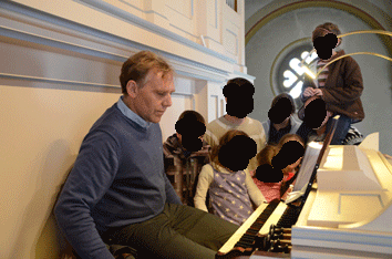 WEB_DSC_0380_KMD_und_Kinder_am_Spieltisch_gewschwaerzt