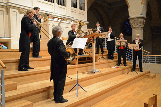 Das „Ludwigsburg Festival Brass“ auf der Orgelempore mit Bezirkskantor Martin Kaleschke an der Orgel